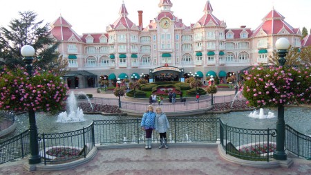 toen mijn ouders twaalf en een half jaar getrouwd waren zijn we naar Disneyland Parijs geweest